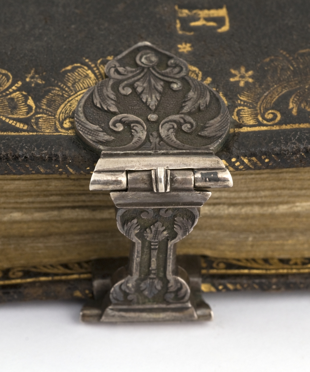 Alterbok med lærbind og sølvsbeslag og todelt futteral av lær og papp/papir.