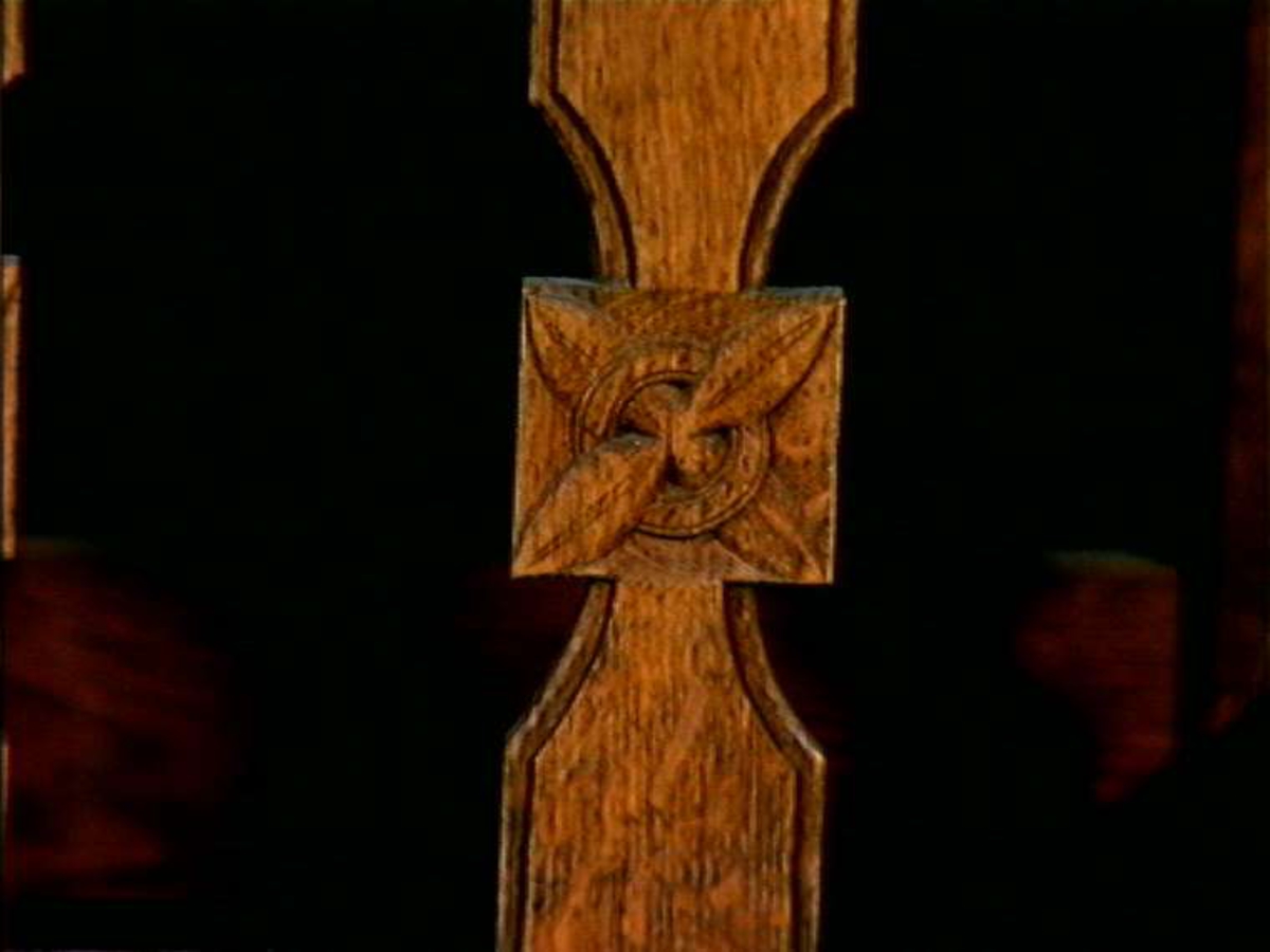 Kopi av stol fra Tyldal kirke i Hedmark .Tyldalstolen er laget av en profesjonell treskjærer, antakelig i Nidaros (Trondheim) ca. 1150. Utskjæringene har uvanlig lite format, og består av et mangfold av motiver med dyre- og plantornamentikk