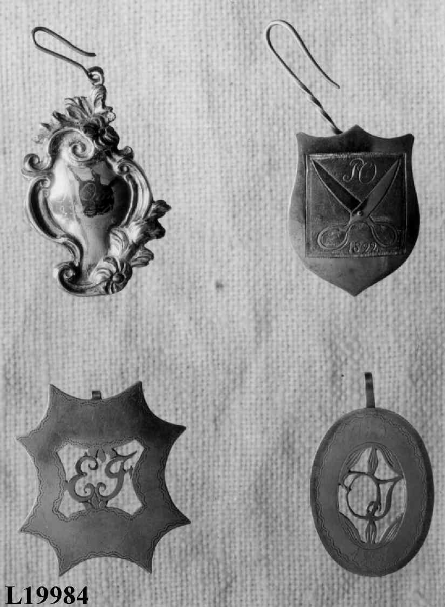 Laugspokal i sølv med 10 løse vedheng merket med svennenes navn. Ett merket:  H. Thoresen Lært hos Skræder Bodin blev svend den 23. Junii 1821.