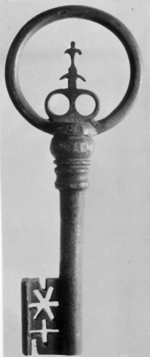 Kiste med buet lokk og heldekkende rosemaling, hvorav mye er senere tilføyelser eller restaureringer. Kulebena er også sekundære.