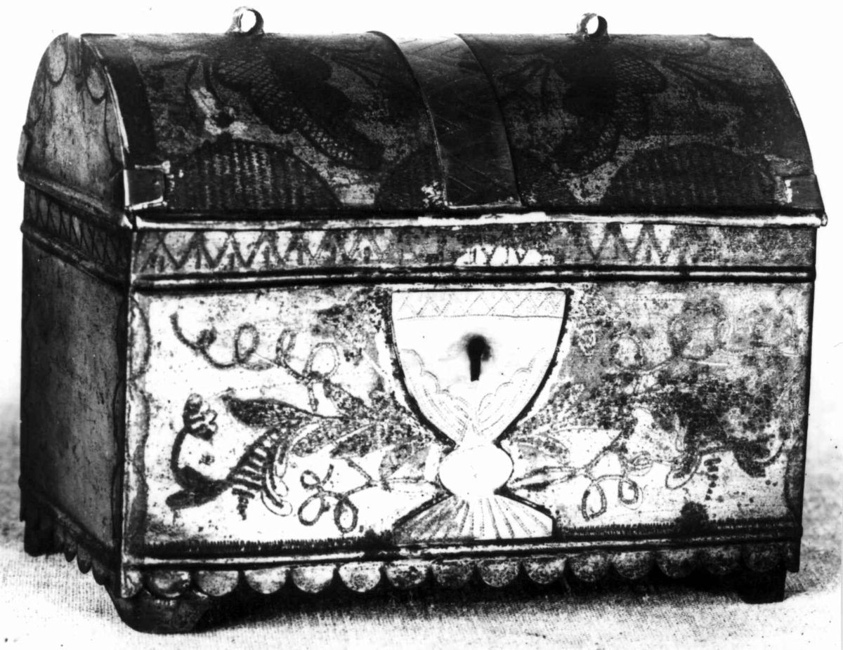 Liten kiste med jernbeslag, mrk. 1650.