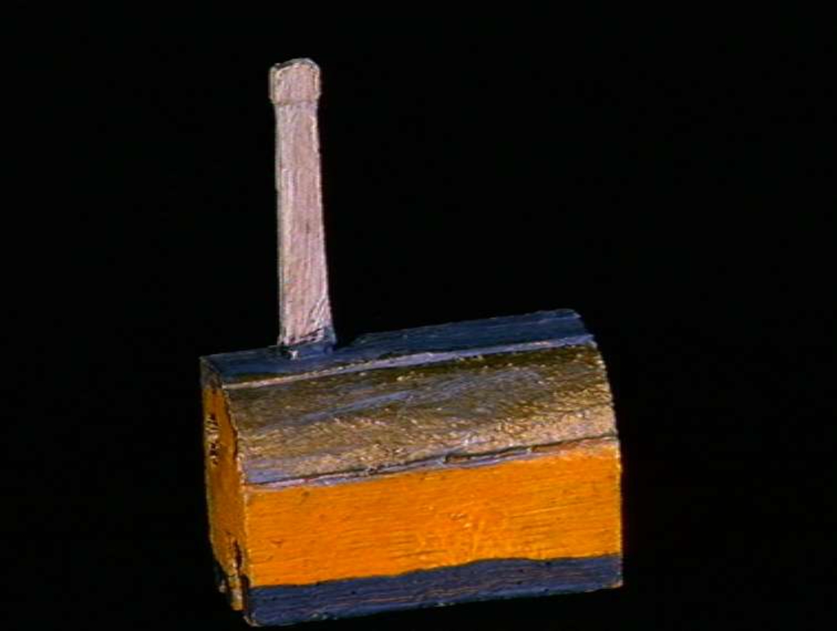 Sett med ca 200 leketøyhus laget av tre i forskjellige former og farger.