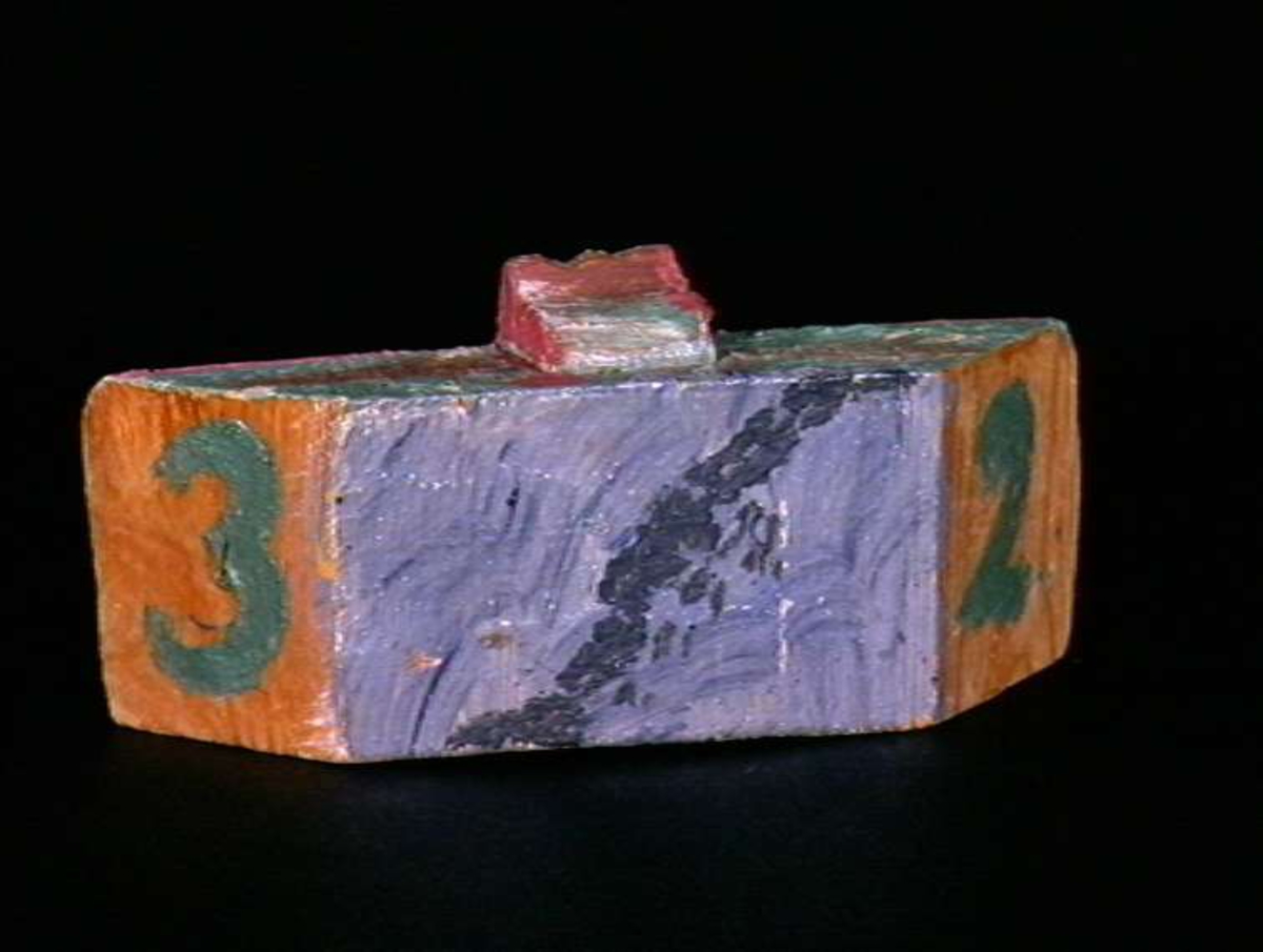 Sett med ca 200 leketøyhus laget av tre i forskjellige former og farger.