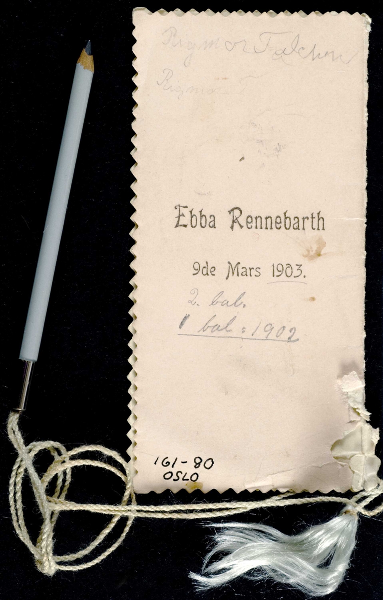 Ballkort fra 1903 med trykket motiv og danseliste inni. Snor med blyant er festet til kortet.