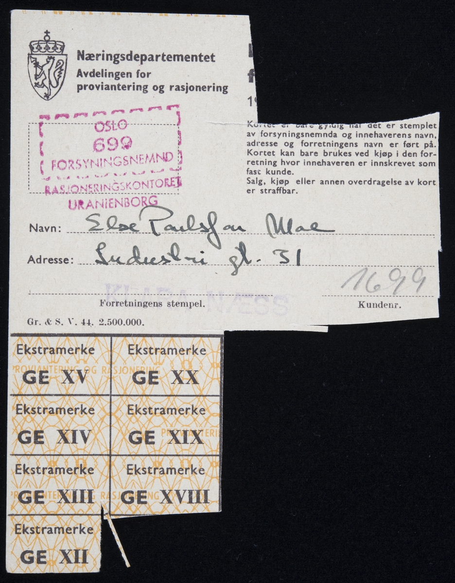 Rasjoneringskort for perioden 1944/45 (3.periode) med ekstramerke.Utstedt av Næringsdepartementet, Avdelingen for proviantering og rasjonering.
Stemplet av forsyningsnemd i Oslo nr 699, Rasjoneringskontoret Uranienborg.
Foretningens stempel er "Klara Næss"