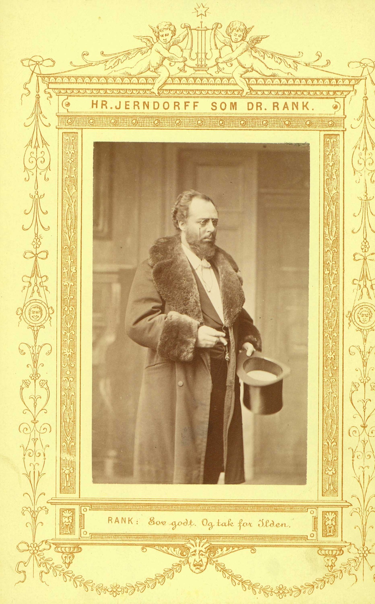 Omslag med mørkegrønt overtrekkspapir, gullfarget tittel.
Boken inneholder handlingsresyme og ni svart/hvitt  portrettfotografier fra " Et dukkehjem ".