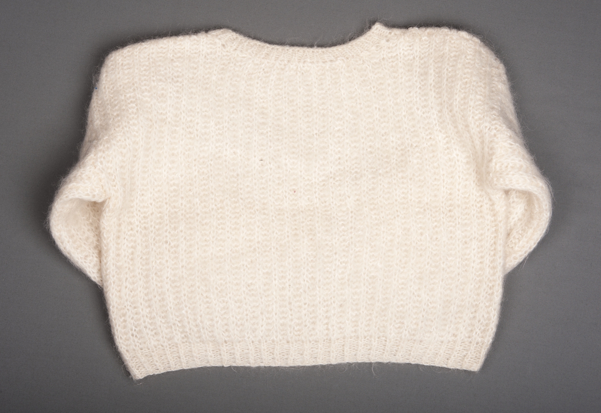 Hvit patentstrikket genser av ull, kort modell.