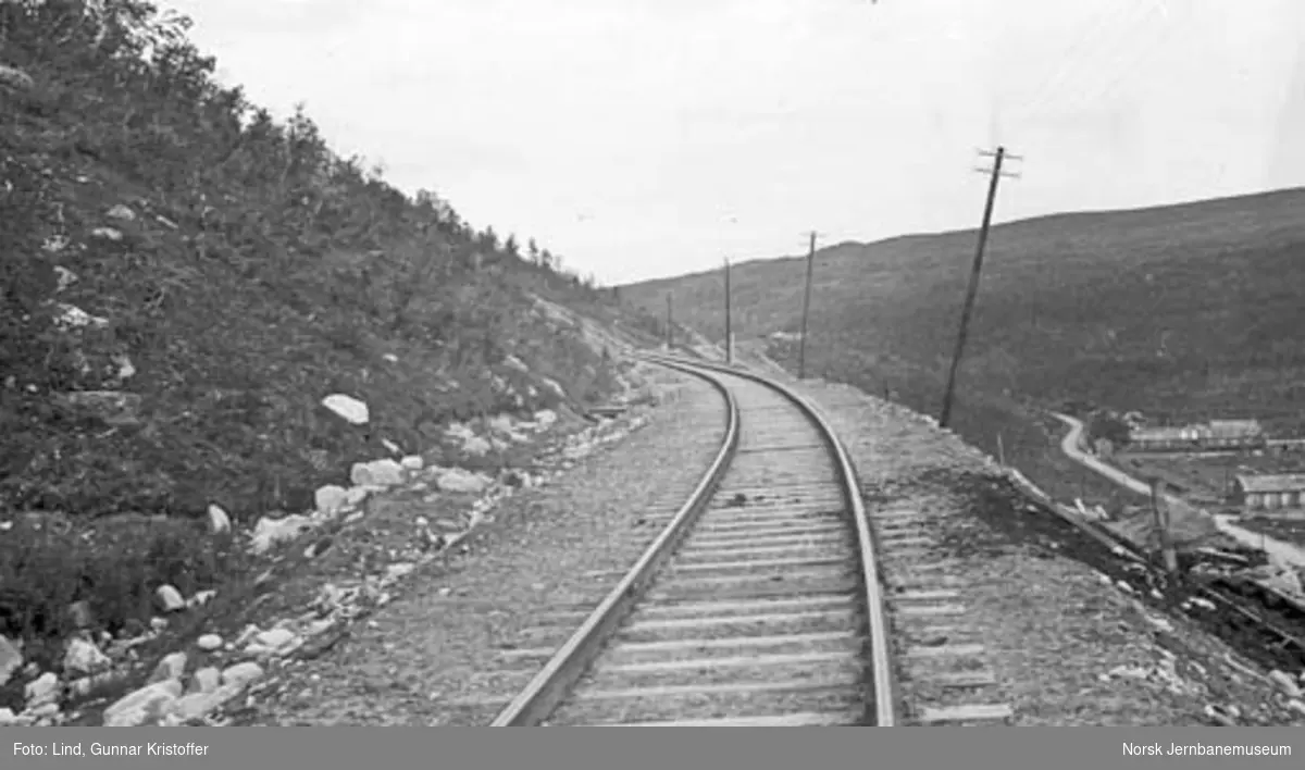 Nordlandsbaneanlegget : linjeparti ved Randalsvoll med tidligere fangeleir til høyre