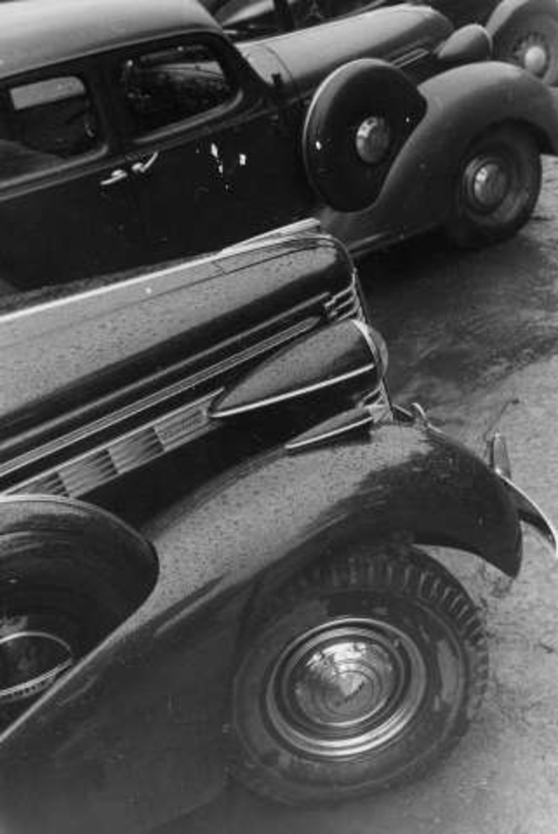 Antakelig en bil av typen Buick 1938-modell nærmest i bildet.