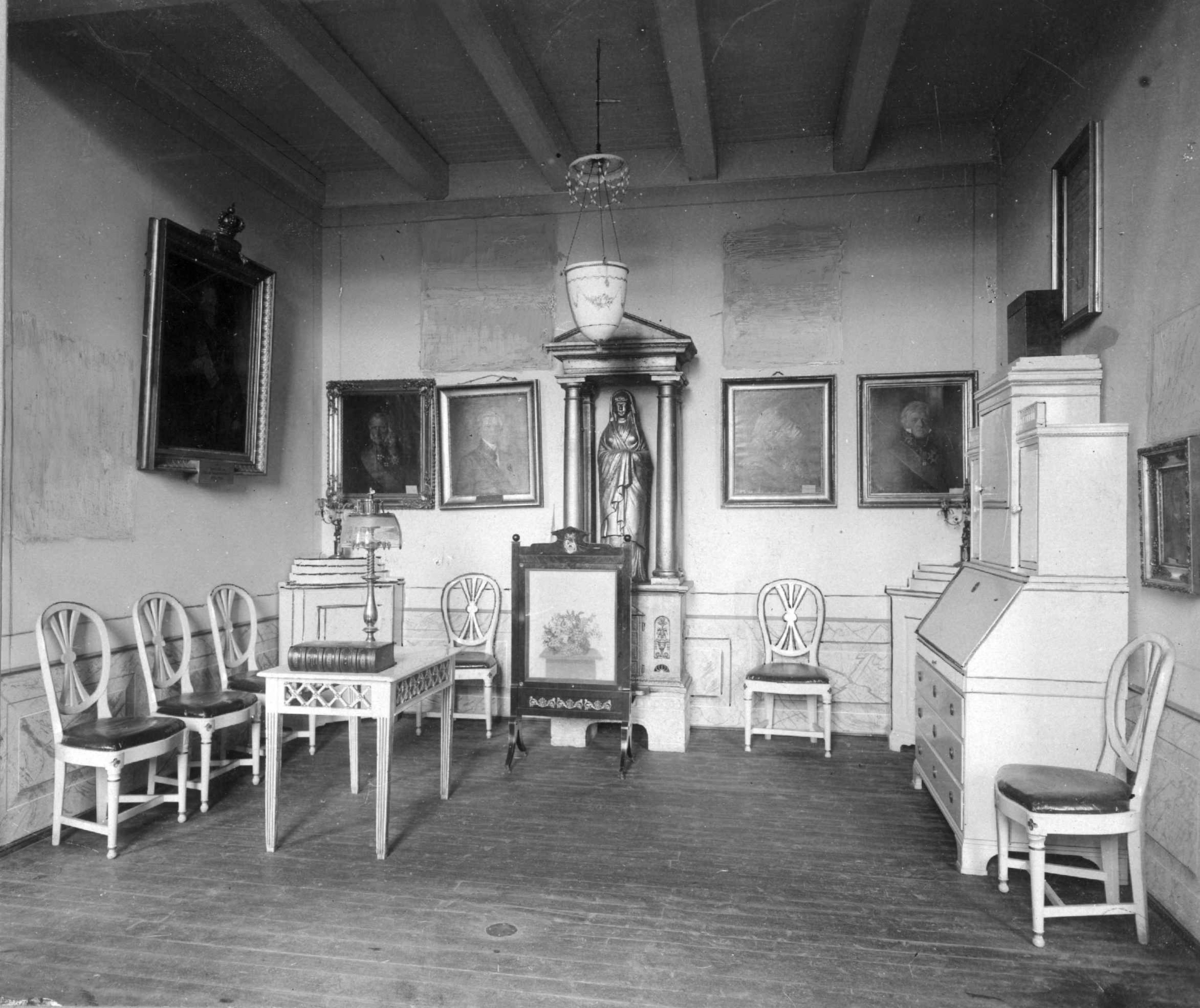 Interiør fra Bysamlingen på Norsk Folkemuseum. Motivet viser et møblert rom.