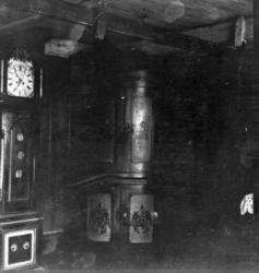 Gammelt gulvur og hjørneskap på Kongsli. Målselv, Troms.