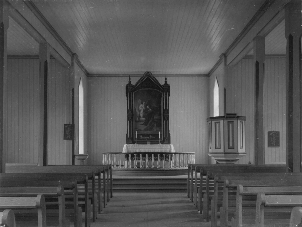 Interiør i Tønjum kirke i Lærdal.
