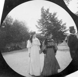 To kvinner og en mann spaserer, ant. Karl Johans gate, Oslo.