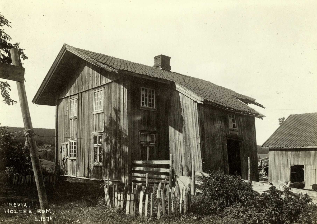 Fevik, Holter, Nannestad, Øvre Romerike, Akershus. Våningshus og uthus sett fra hagen, gjerde mot gårdsplassen.