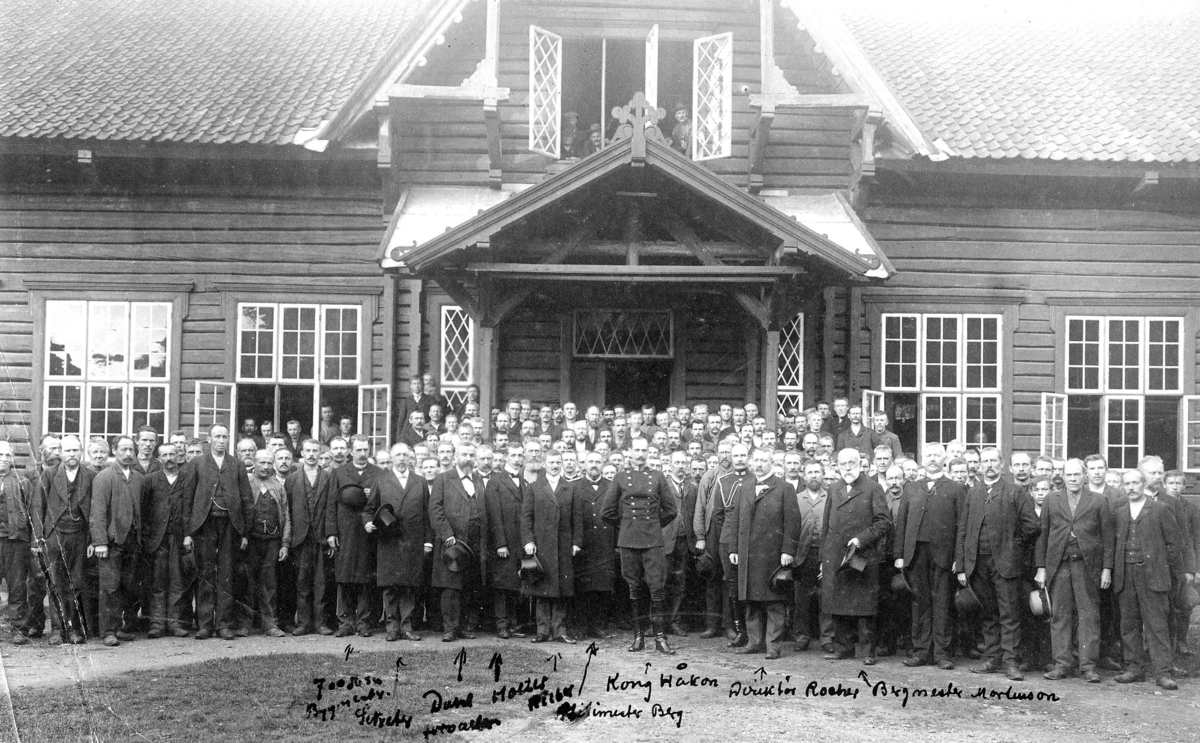 Gruppebilde fra Kong Haakon 7 besøk ved Kongsberg Sølvverk i 1908. Fotografert ved Sakkerhusene i Saggrenda.