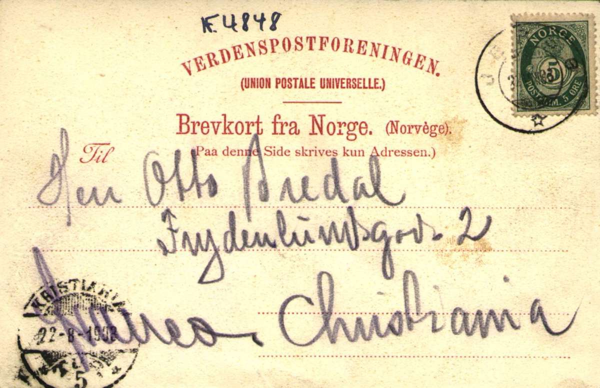 Postkort. Robåt ligger ved stranden foran Larvik kirke. Stemplet 22.08.1902.