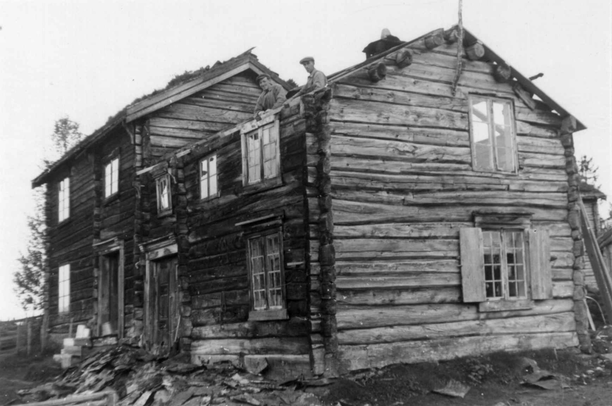Stensåshau'en, Soknedal, Midtre Gauldal, Sør-Trøndelag. Stuu. Den søre stuu (den største) er kommet fra S.-plassen. Foto: Arne Berg, juni 1952. 