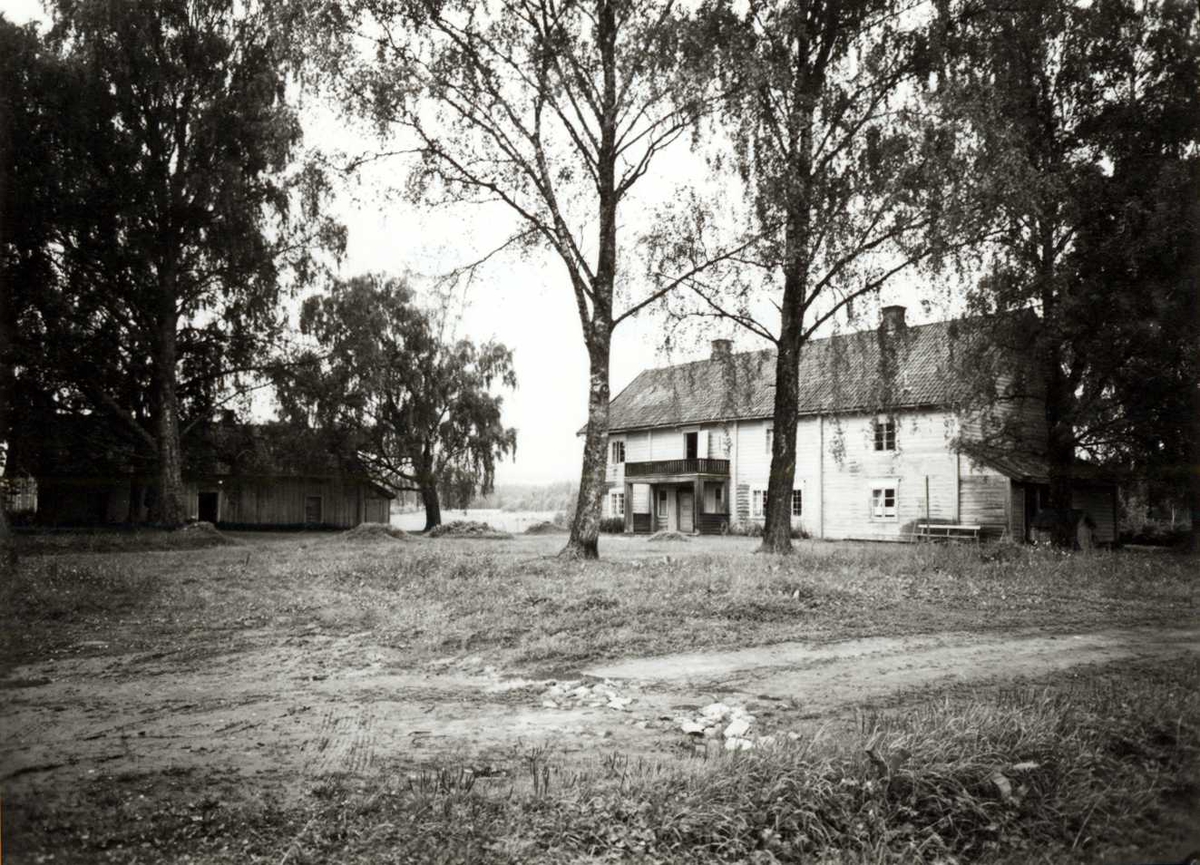 Berg, Nes, Akershus.
Hovedbygningen og bryggerhus sett fra sydøst. Storgårdsundersøkelser ved Engelstad 1953.
