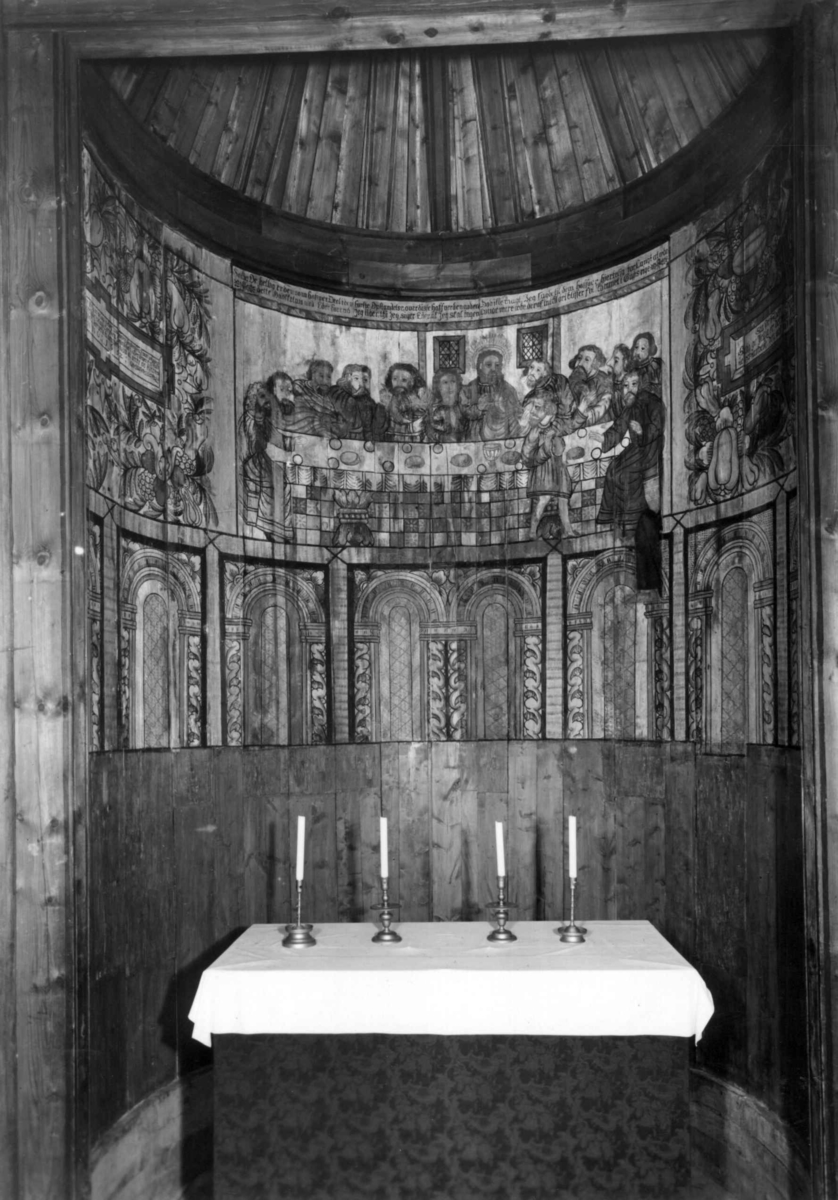 Stavkirken fra Gol i Hallingdal. Interiør. Dekorasjonen i koret fra 1652. Fotografert våren 1954.