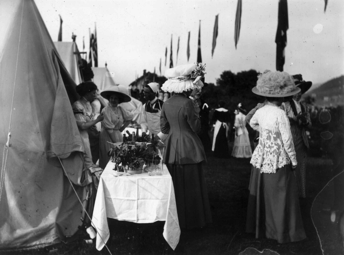 Hovedøya, Oslo. 1910. Sommermotiv. Fest. Festkledde kvinner. Telt. Flagg.