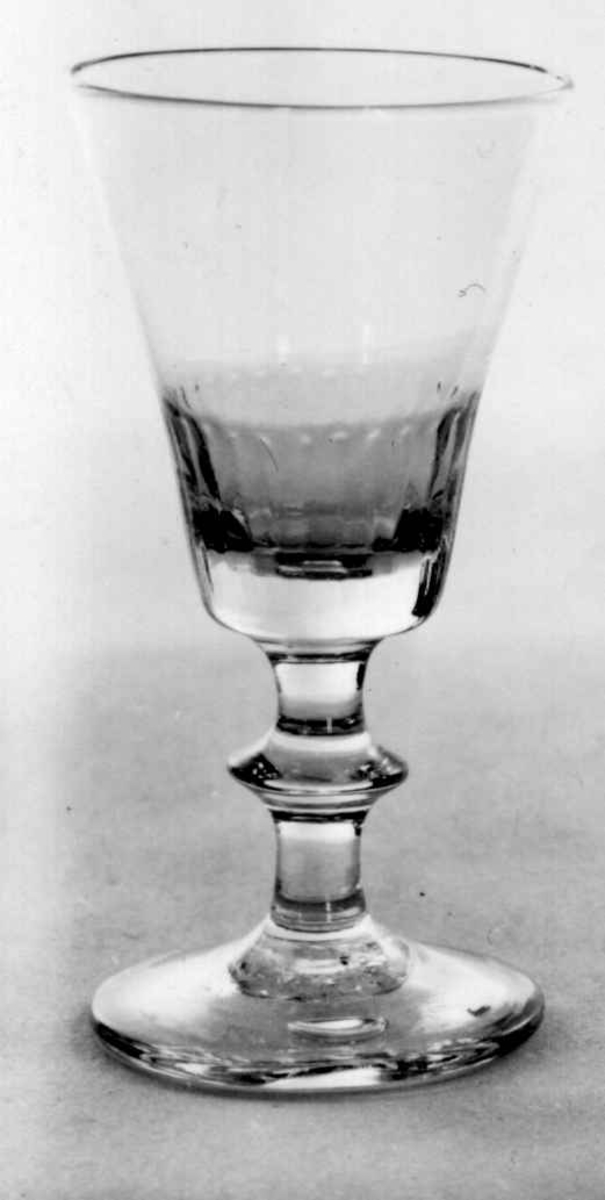 Glass, vinglass, Viken, Hurdal, Akershus.
Fra dr. Eivind S. Engelstads storgårdsundersøkelser 1954.