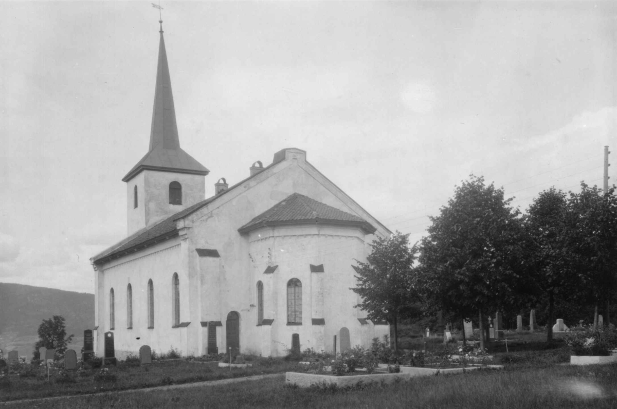 Tranby kirke, Lier, Buskerud. 1930. Kirkegård. Gravstøtter. Trær.