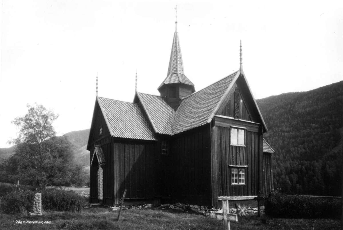 Nore stavkirke, Numedal, Buskerud. 1930. Kirkegård. Skog og åser i bakgrunnen.