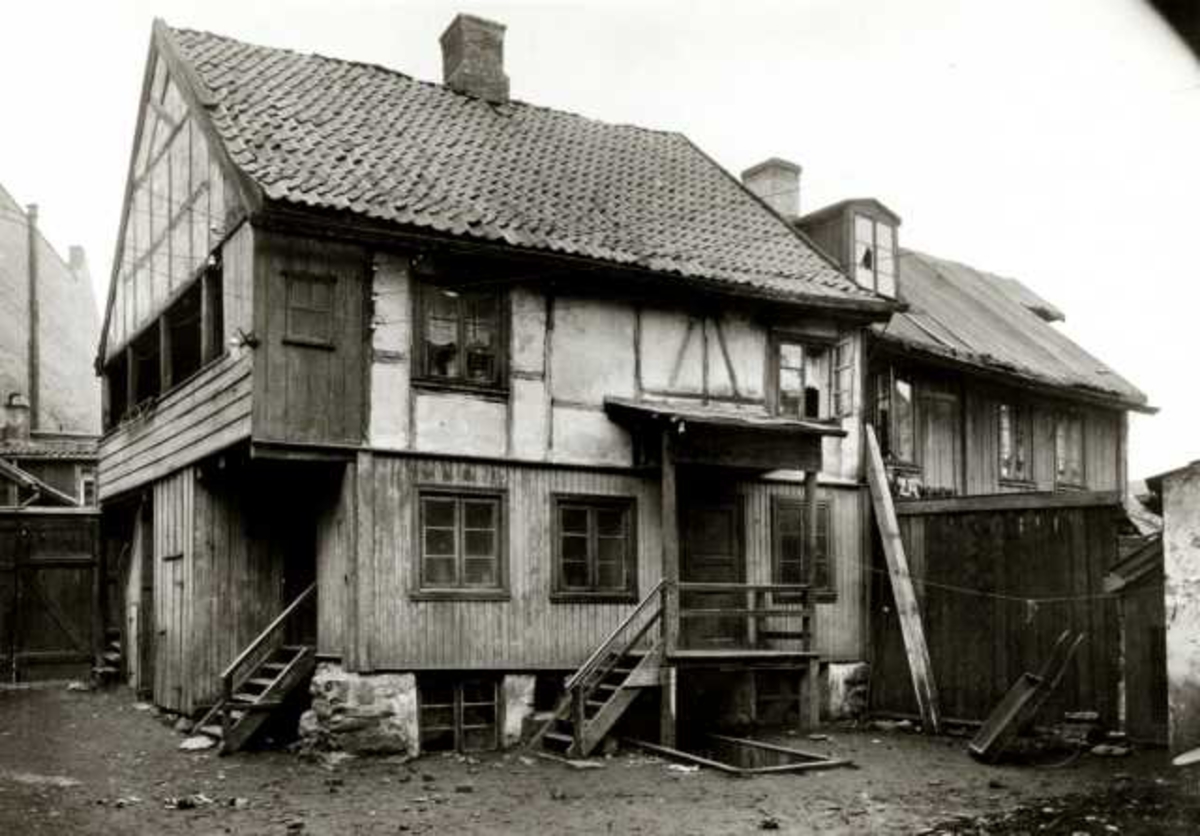 Strandgaten, Pipervika, Oslo. Bindingsverkshus og gårdsrom.