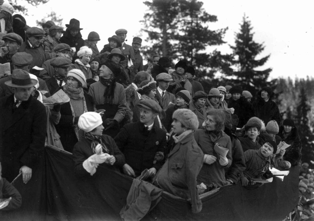 Vintersport. Holmenkollen, Oslo. 1925. Publikum på Holmenkollrennet.