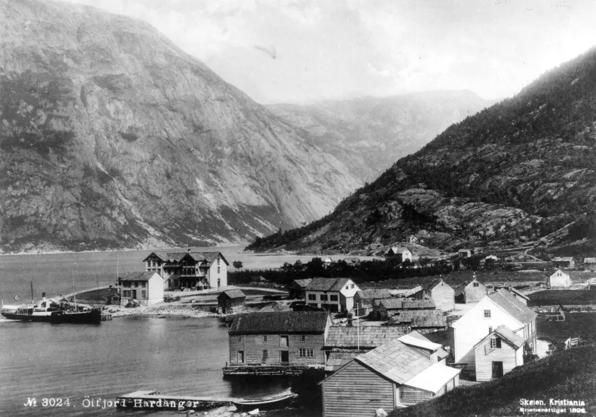 Eidfjord, Hardanger, Hordaland. Oversiktbilde tettsted med havneparti.