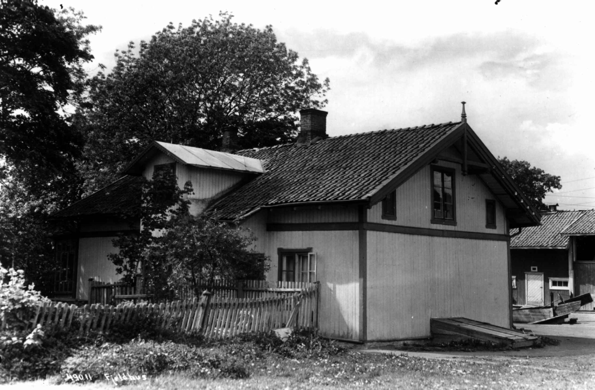 Fjeldhus gård, Oslo, Østre Aker. Våningshuset, hagen, gårdsplassen og uthus.