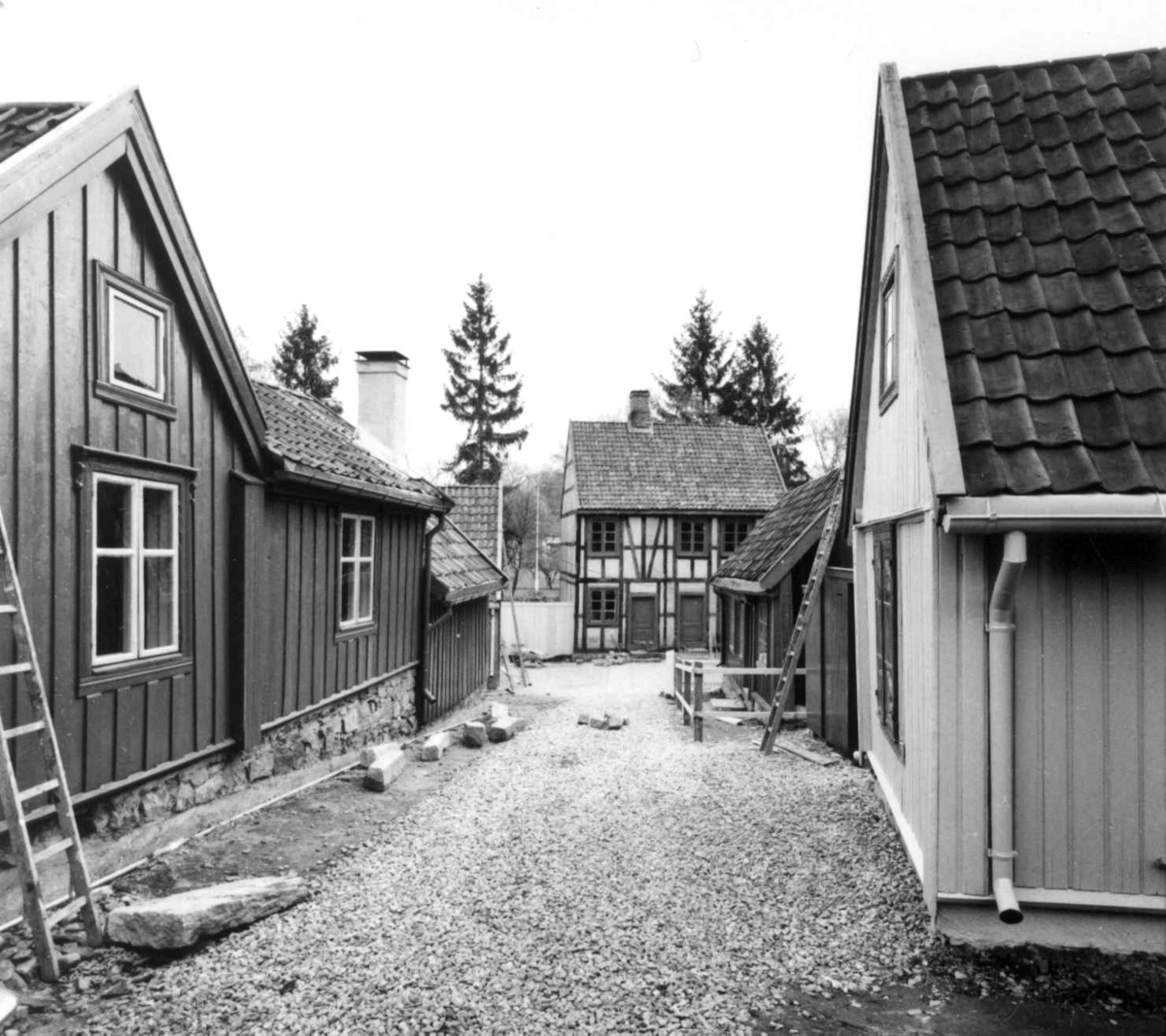 Enerhaugen under oppførelse på Norsk folkemuseum, 1968 - 69. Stenbrolegning.