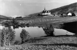Ulnes kirke, Oppland 1934. Jordbruksbygd med gårdsanlegg. Sk
