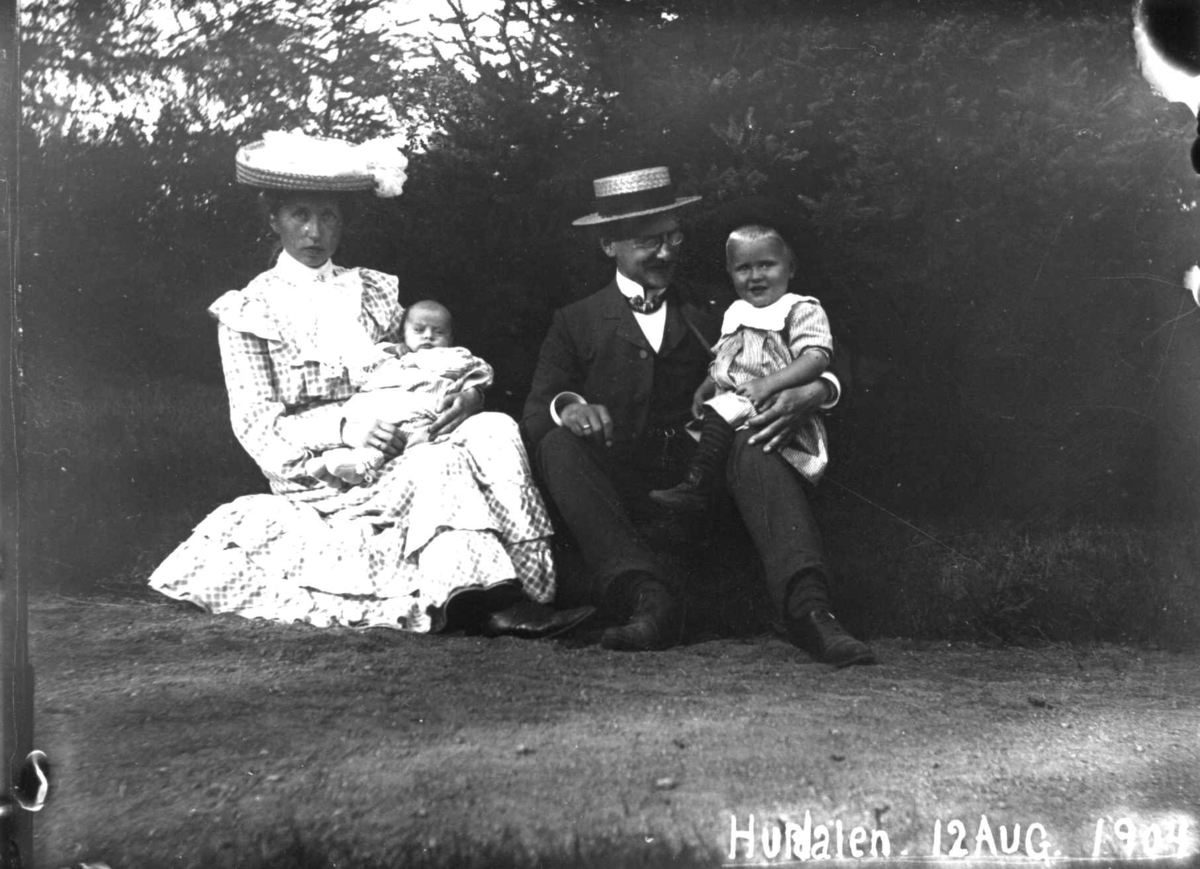 Familiegruppe, Hurdal, Akershus, 12.august 1904. Sittende utendørs.
