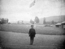 Gutt på gårdstun, Vidkun Quisling, Fyresdal prestegård (Mola