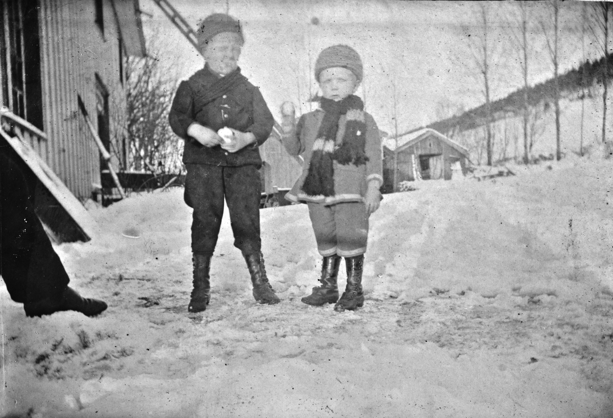 To gutter på gårdstunet, Lunden gård, Hegglandsgrend, Fyresdal, Telemark. Gutten til venstre er sannsynlig  Vidkun Quisling, med broren Jørgen.
