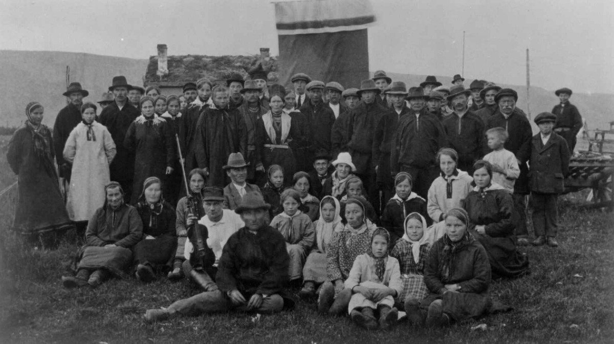 "Lappernes nasjonale reisning". Deltagere på landsmøte i Bonakas, Tana 1919 eller 1920.