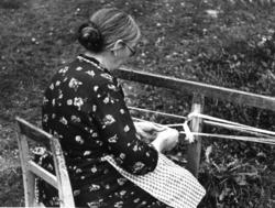 Odnes Land, Oppland 1938. Petra Hagen sitte ved båndvev.