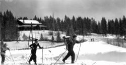 Skiløpere ved Frognerseteren, Oslo. 1934.