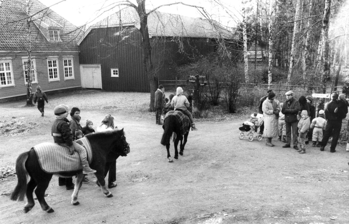 Julemarked 1987. Utenfor Chrystiegården - folk og hester.