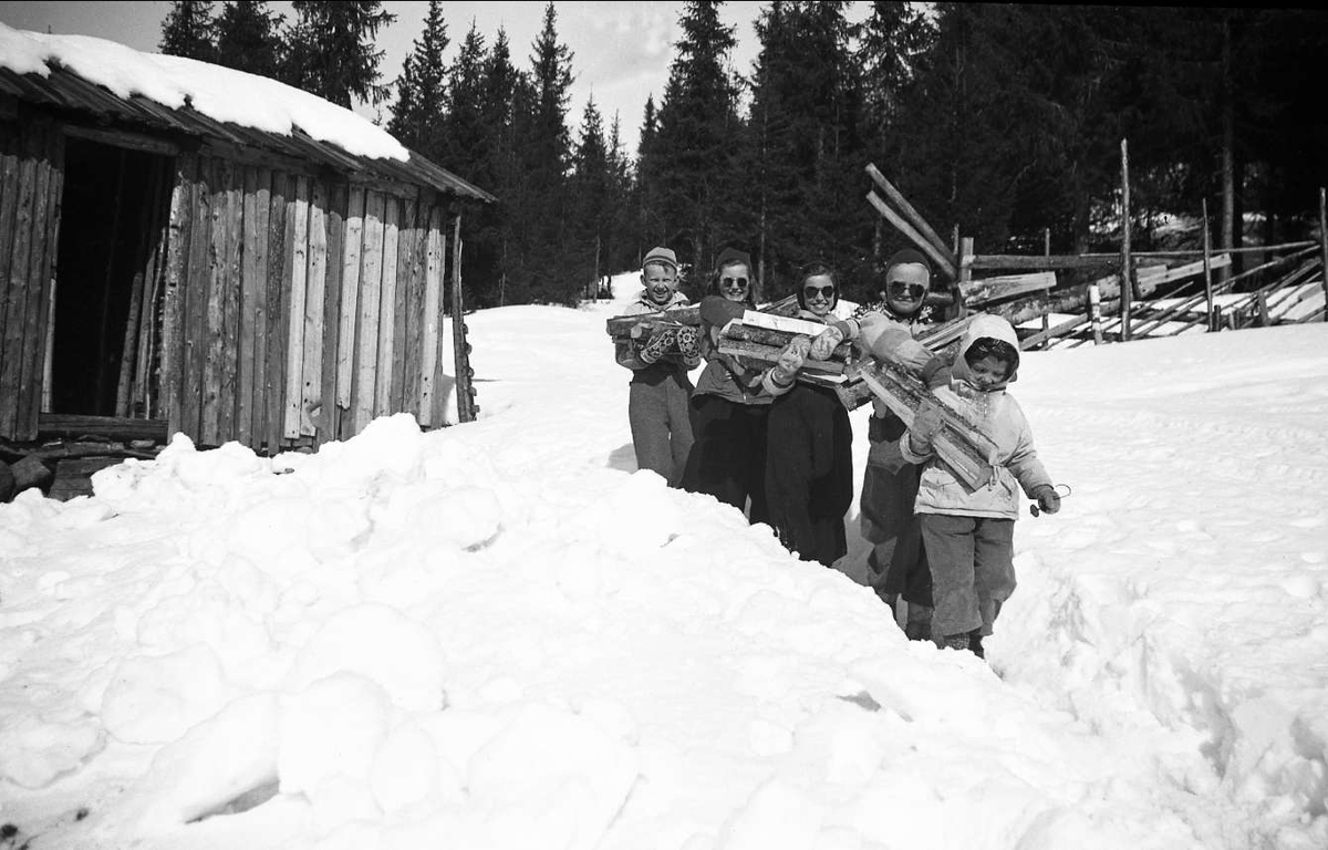 Vintermotiv fra Ligardshaug 1942. Kari, Jørgen, Guri, Siri og Bernt henter ved.