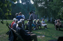 Serie fotografier fra en pensjonistutflukt, Den Norske Husfl