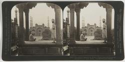 Stereoskopi. Menn ser mot inngangsporten til Akbars gravsted