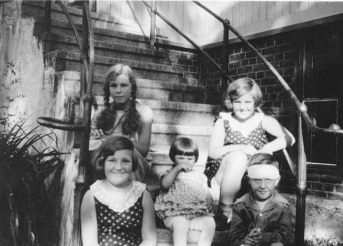 Ingers toårs dag 28/7-1929. På trappen til Fougli familiens andre hjem i Stabekk, Bærum, Akershus. Her leide de av familien Knutsen.
