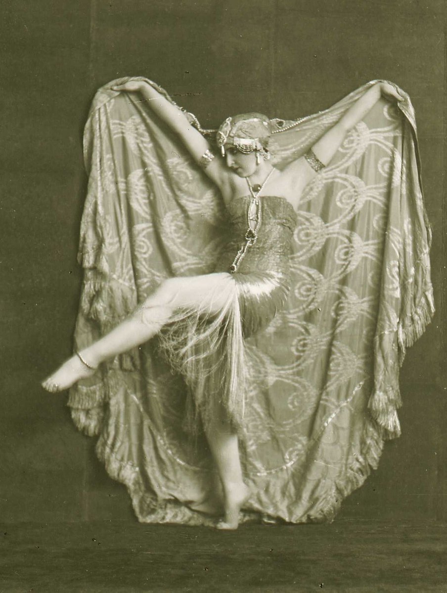 Vera Fokina ved den russiske ballett. Dansestudie med kostyme.