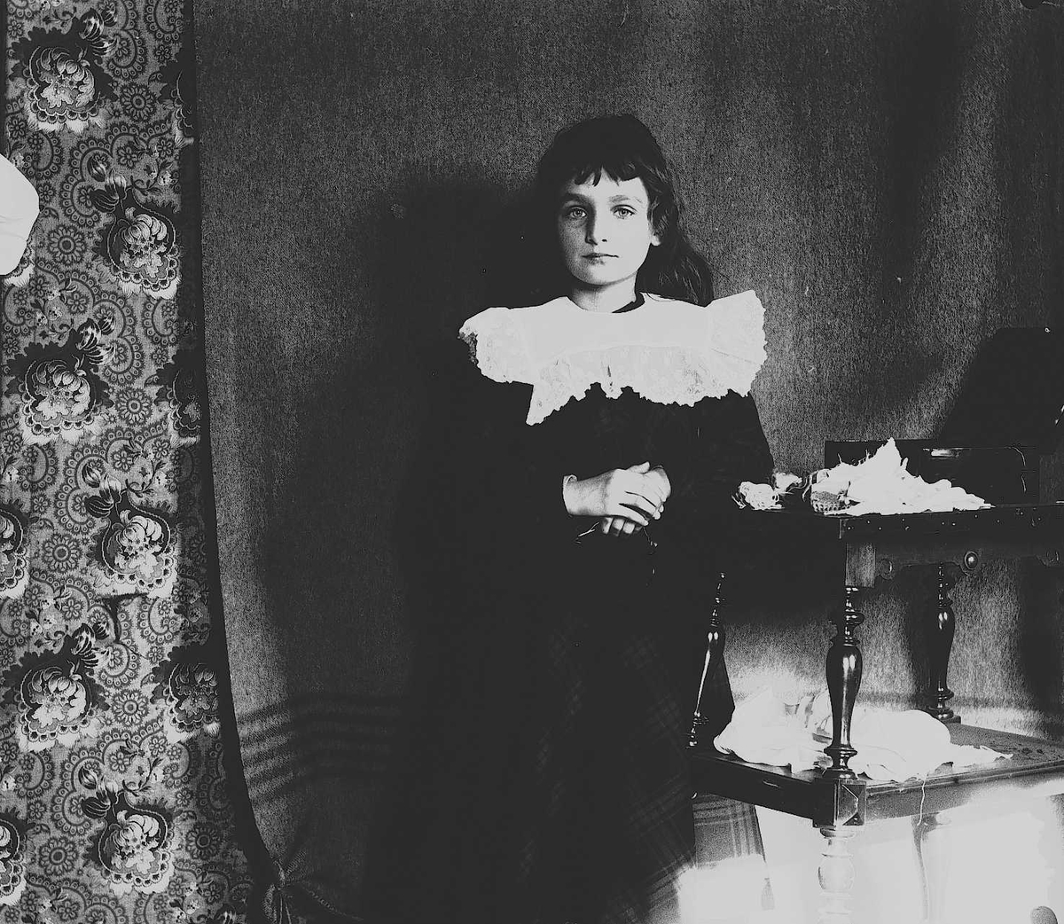 Karen Q. Wiborg ved et bord, Munkedamsveien 3, Oslo, 1903.