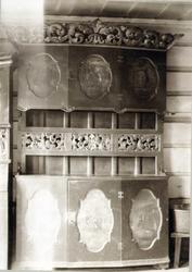 Framskap laget av Jakup Sæterdalen, og dekorert av Per Veggu