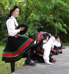 Norsk Folkemuseums dansegruppe, kledd i folkedrakt, danser f