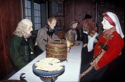 Fra draktutstillingen " Folk og klede-skikk og bruk"
Her er