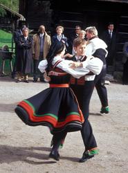 Norsk Folkemuseums dansegruppe, kledd i setesdalsdrakter dan